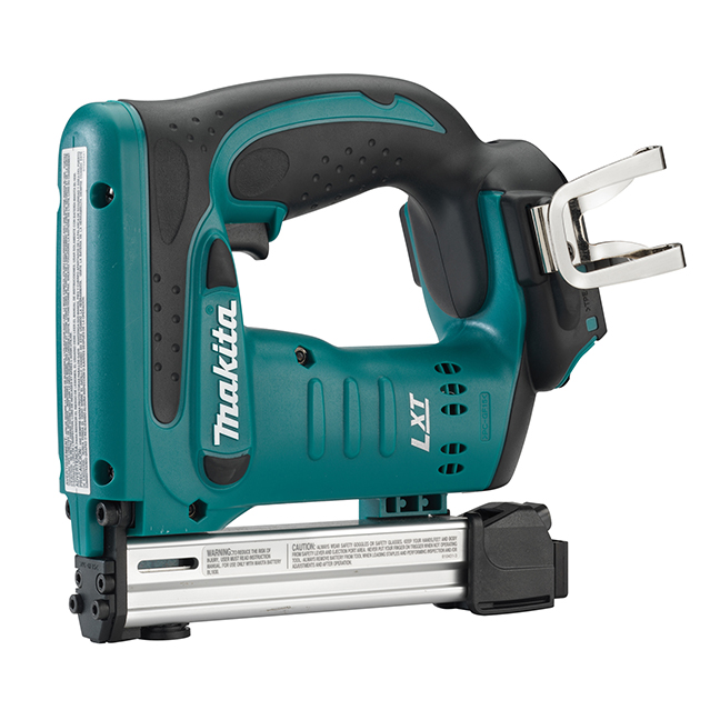 Agrafeuse sans fil Makita DST221Z sur fond clair, zoom sur la fenêtre de magasin et poignée Soft Grip